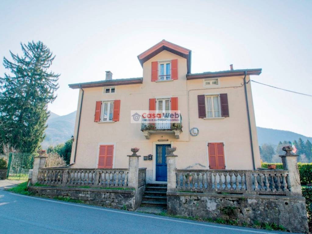 casa indipendente in vendita a Dumenza in zona Runo