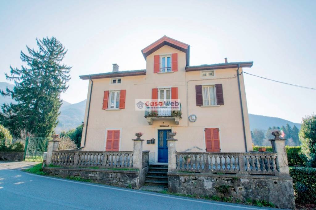 casa indipendente in vendita a Dumenza in zona Runo
