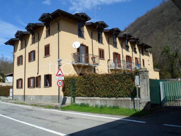 appartamento in vendita a Dumenza in zona Runo