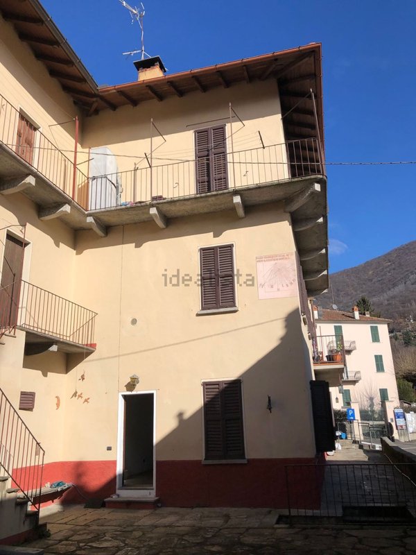 appartamento in vendita a Dumenza in zona Runo
