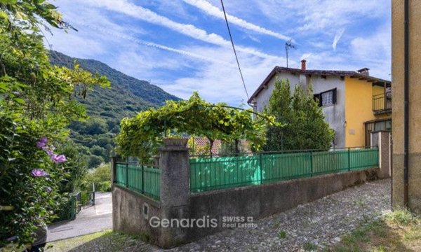casa indipendente in vendita a Dumenza in zona Due Cossani