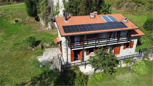 casale in vendita a Dumenza in zona Runo