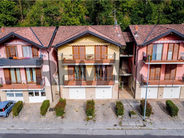 appartamento in vendita a Dumenza in zona Runo