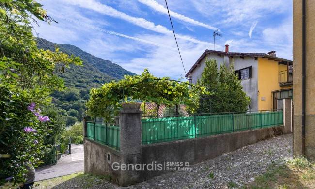 casa indipendente in vendita a Dumenza in zona Due Cossani