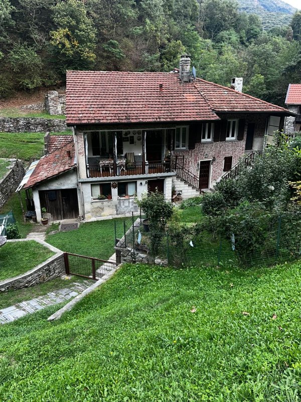 casa indipendente in vendita a Dumenza in zona Runo