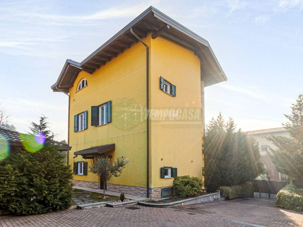 casa indipendente in vendita a Fagnano Olona