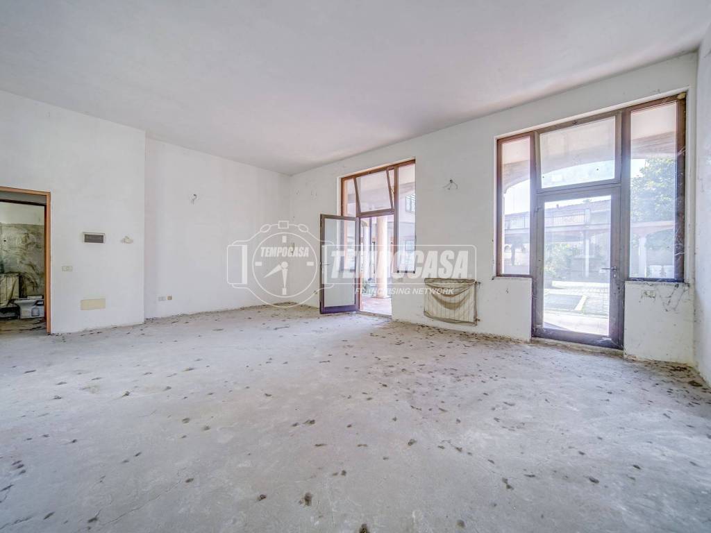 negozio in vendita a Fagnano Olona