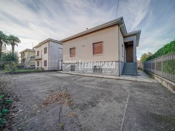 casa indipendente in vendita a Fagnano Olona in zona Fornaci