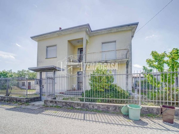 casa indipendente in vendita a Fagnano Olona in zona Fornaci