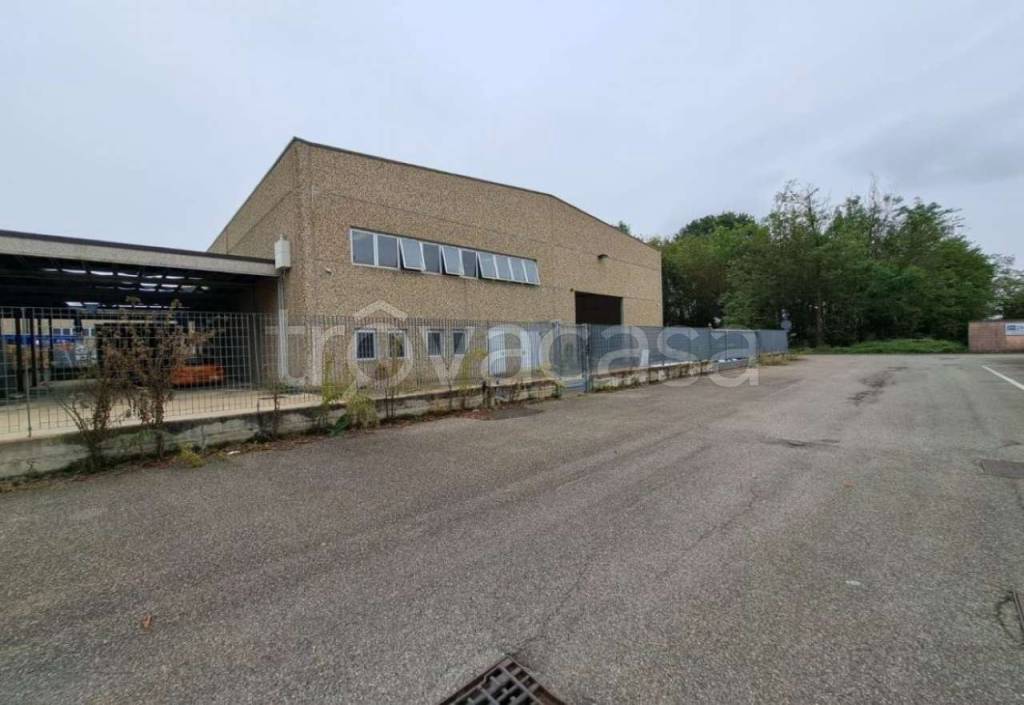 locale commerciale in vendita a Fagnano Olona in zona Balzarine