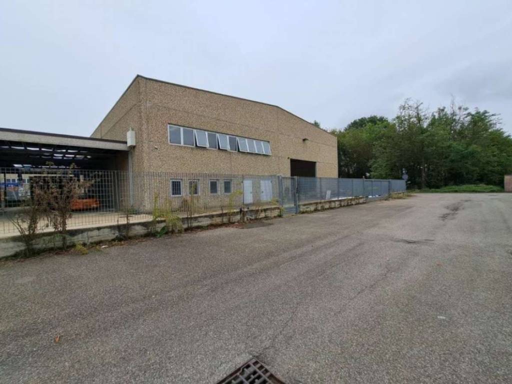 locale commerciale in vendita a Fagnano Olona in zona Balzarine