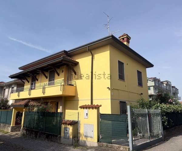 casa indipendente in vendita a Fagnano Olona in zona Fornaci