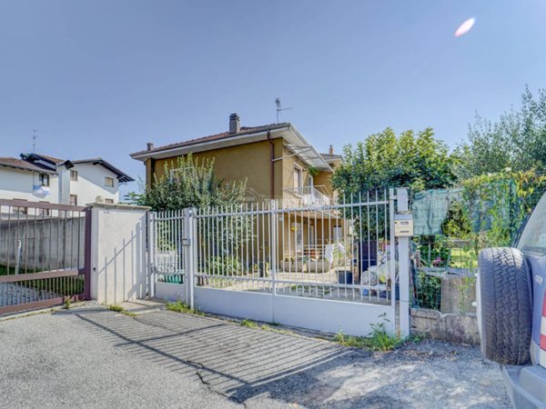 casa indipendente in vendita a Fagnano Olona in zona Fornaci