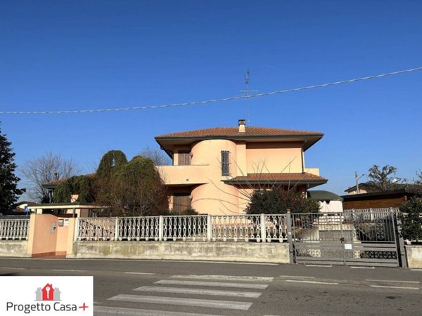 casa indipendente in vendita a Ferno in zona San Macario