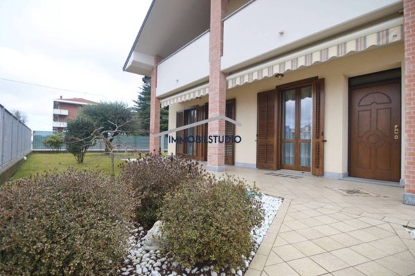 casa indipendente in vendita a Ferno