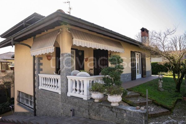 casa indipendente in vendita a Ferno