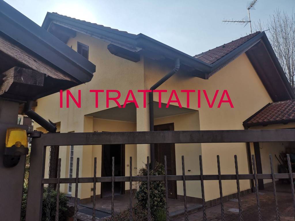 casa indipendente in vendita a Ferno
