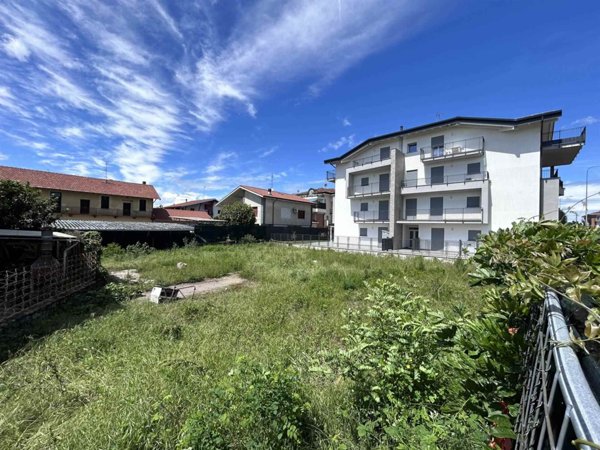 terreno edificabile in vendita a Ferno
