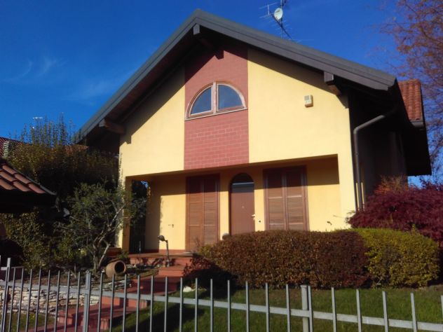 casa indipendente in vendita a Ferno