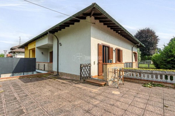 casa indipendente in vendita a Ferno