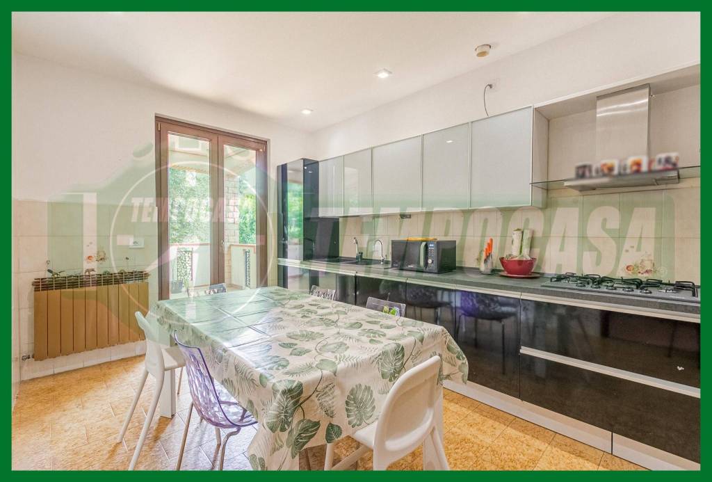 casa indipendente in vendita a Ferno