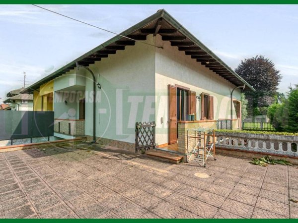 casa indipendente in vendita a Ferno