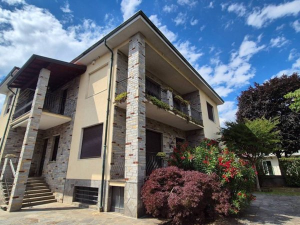 casa indipendente in vendita a Ferno