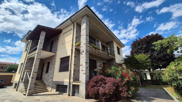 casa semindipendente in vendita a Ferno