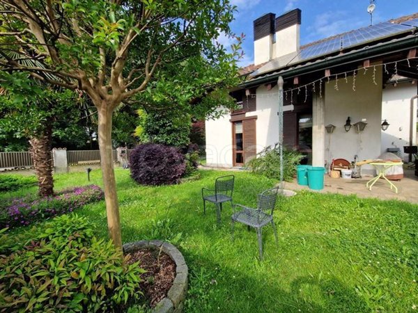 casa indipendente in vendita a Ferno