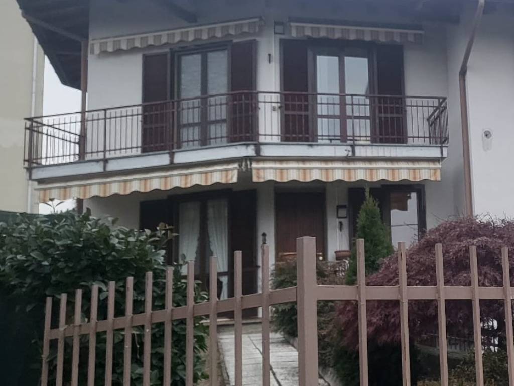 casa indipendente in vendita a Ferno