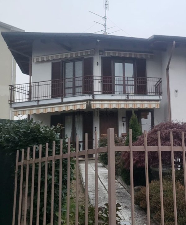 casa indipendente in vendita a Ferno