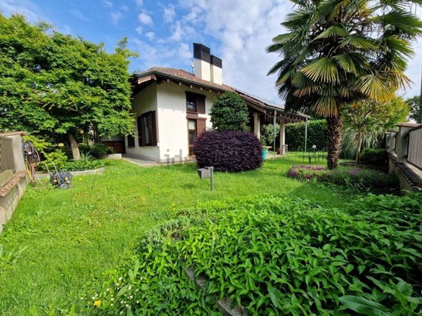 casa indipendente in vendita a Ferno
