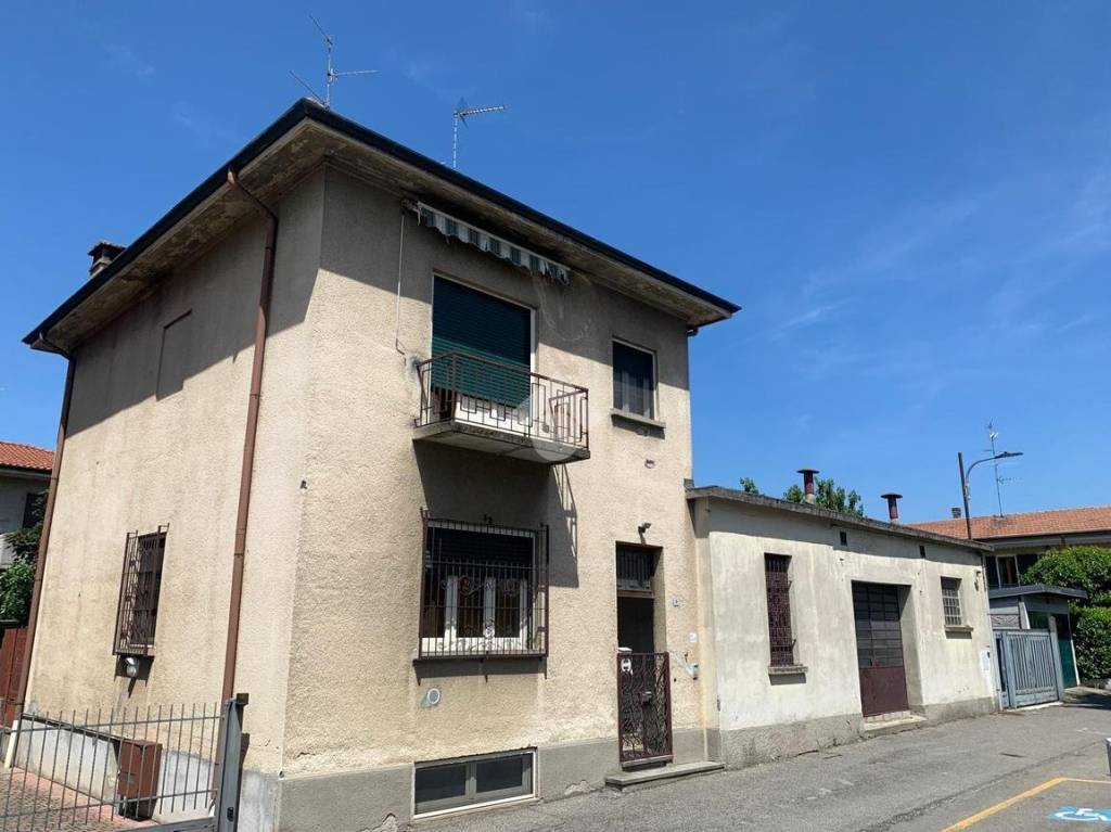 casa indipendente in vendita a Ferno