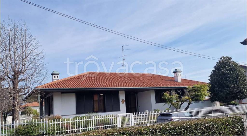 casa indipendente in vendita a Ferno