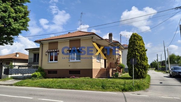 casa indipendente in vendita a Ferno