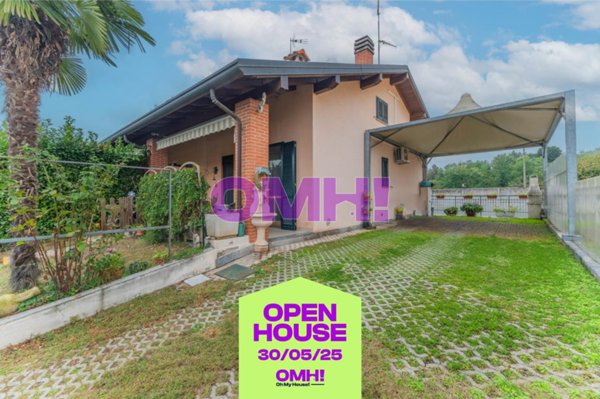 casa indipendente in vendita a Ferno
