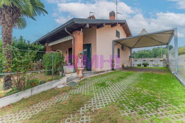 casa indipendente in vendita a Ferno