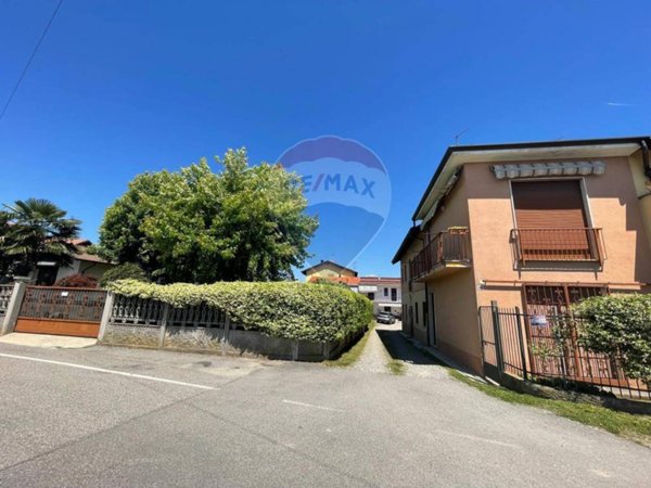casa indipendente in vendita a Ferno