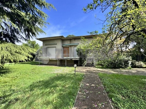 casa indipendente in vendita a Ferno