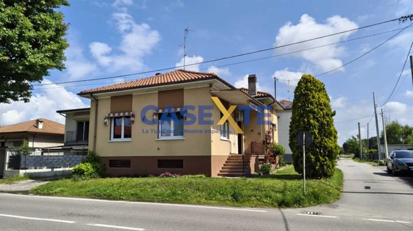 casa indipendente in vendita a Ferno