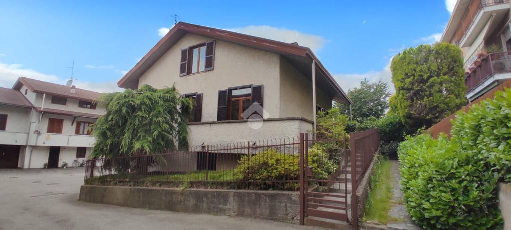 casa indipendente in vendita a Ferno