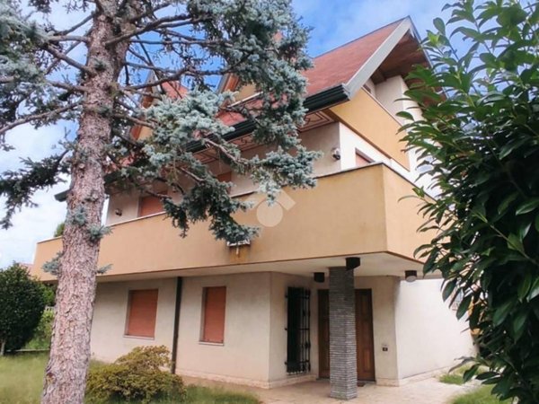 casa indipendente in vendita a Ferno