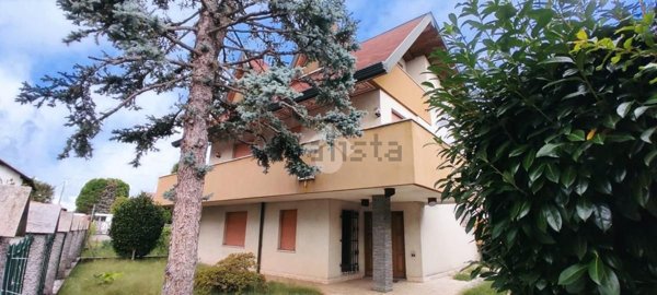 casa indipendente in vendita a Ferno