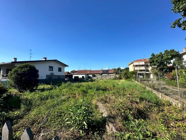 terreno edificabile in vendita a Ferno in zona San Macario