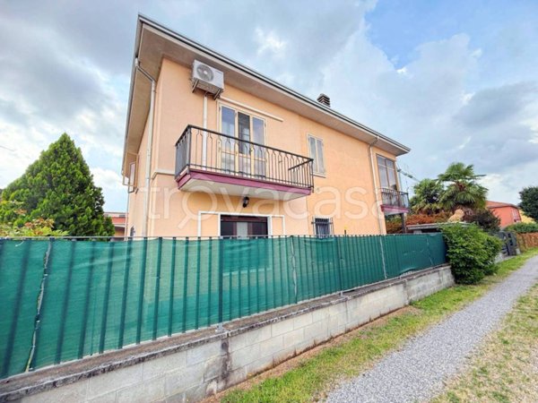 casa indipendente in vendita a Ferno