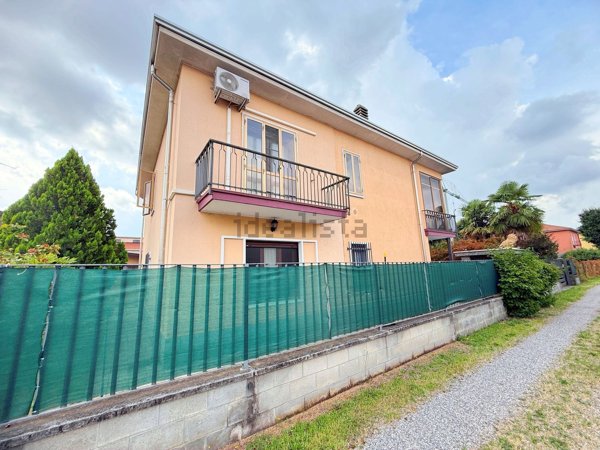casa indipendente in vendita a Ferno