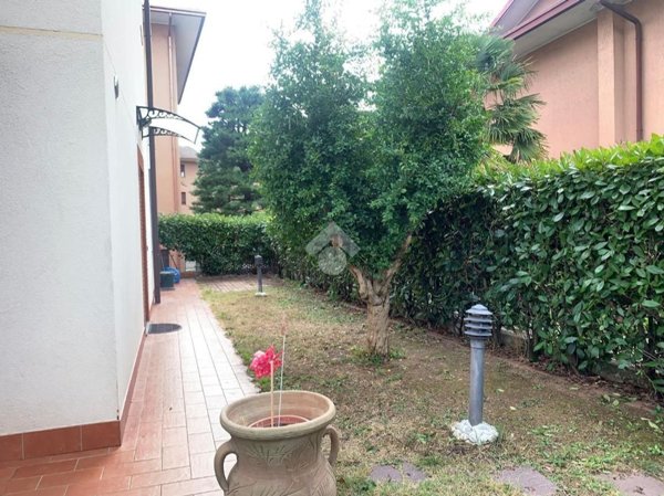 casa indipendente in vendita a Ferno