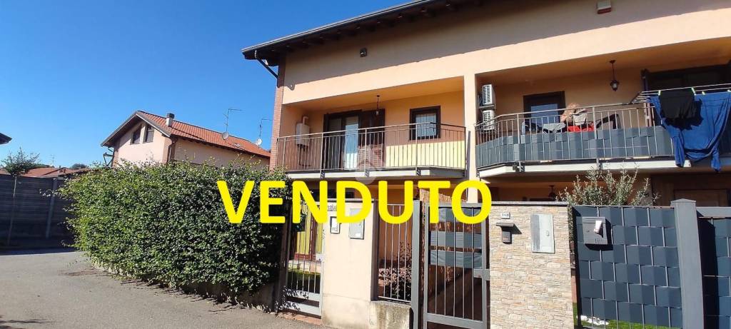 casa indipendente in vendita a Ferno