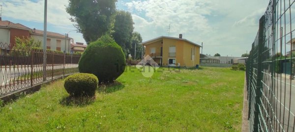 casa indipendente in vendita a Ferno