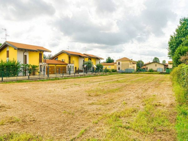 terreno edificabile in vendita a Ferno